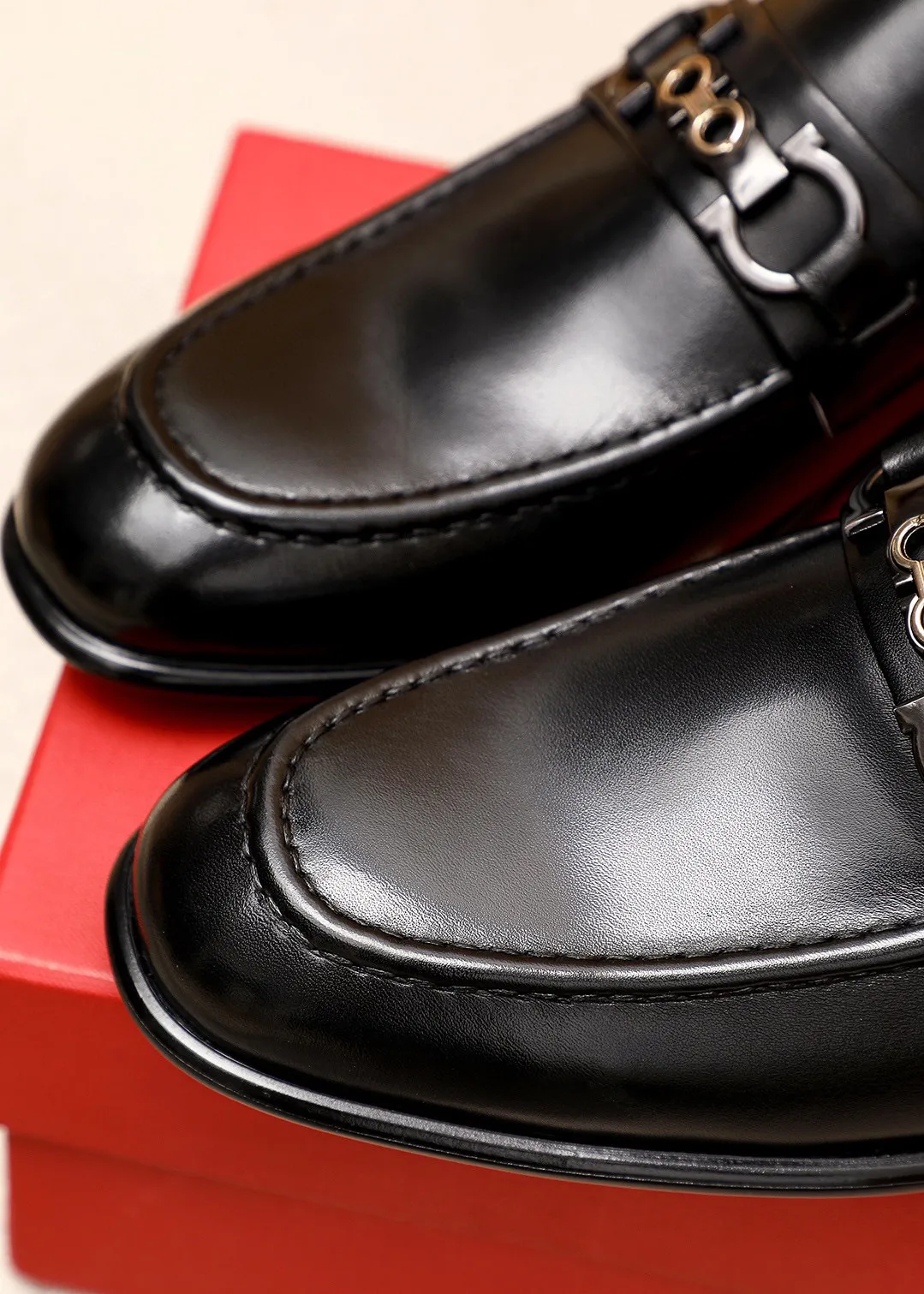 Men's shoes 💰462 💐 Product trademark: Ferragamo "Ferragamo" casual leather shoes Regular size: 38-44 (45.46.47🉑️Customized) Product materials: Selected imported calfskin upper + classic hardware buckle, imported water-dyed cow leather lining. Strong three-dimensional visual effect, original outsole color: 1⃣️color optional